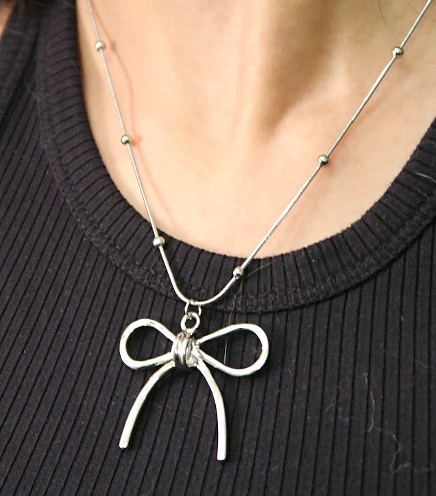 Y2K bow necklace